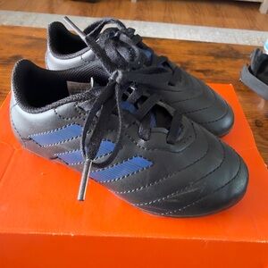 Boys Adidas soccer cleats (4T)